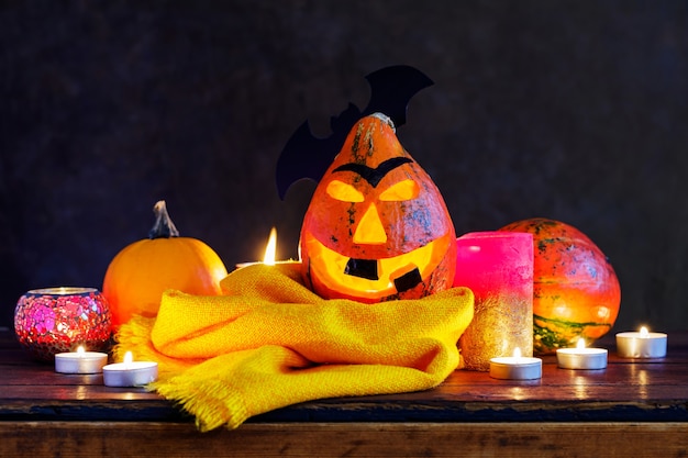 Abóbora de Halloween com velas acesas em um fundo escuro. Sorriso de abóbora de Halloween e olhos assustadores. Decorações de halloween