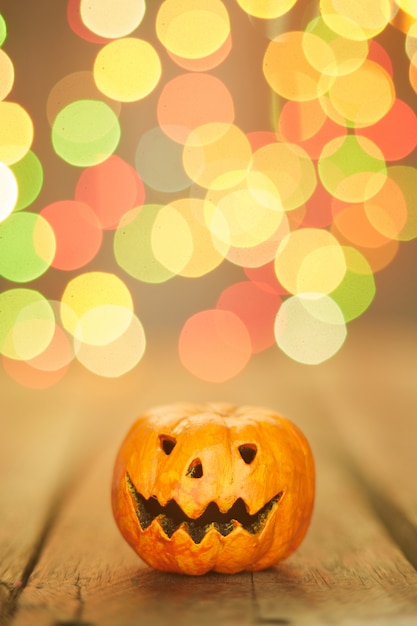 Abóbora de Halloween em um fundo de luzes de bokeh