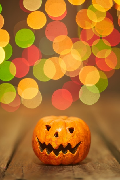 Abóbora de Halloween em um fundo de luzes de bokeh