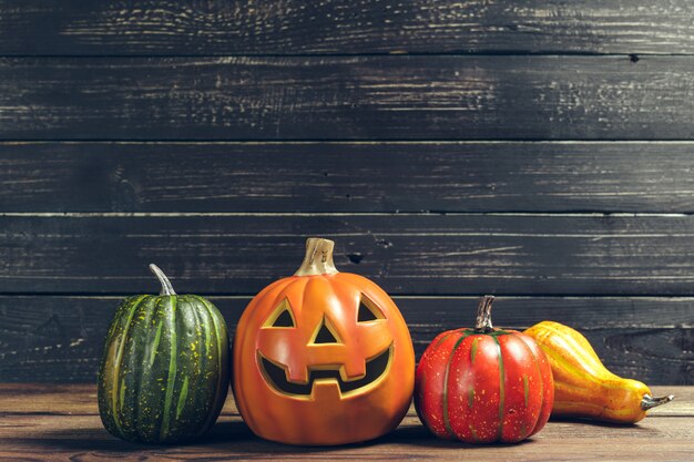 Abóbora de halloween na mesa de madeira