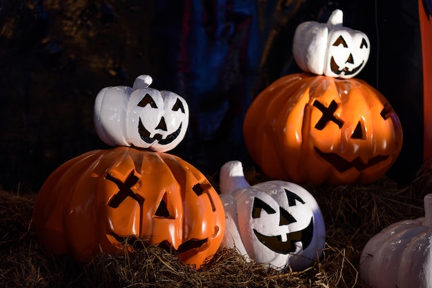 Abóbora de Halloween na palha seca na noite.