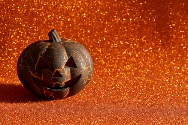 Abóbora escura de halloween em fundo laranja brilhante