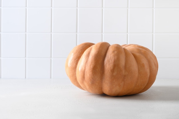 Abóbora grande orgânica em um fundo branco com decorações de halloween, colheita de outono para fest