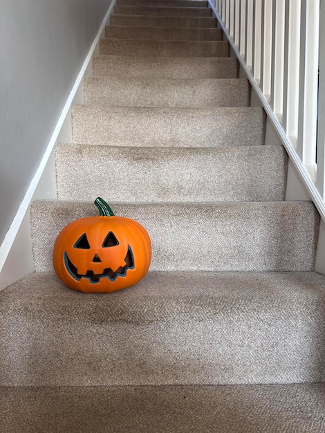 Foto abóbora jackolantern de halloween em escadas de carpete