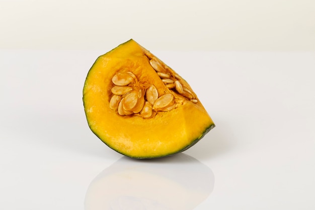 Abóbora japonesa recém cortada (abóbora kabocha) isolada no fundo branco