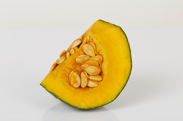 Abóbora japonesa recém cortada (abóbora kabocha) isolada no fundo branco