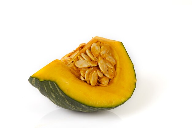 Abóbora japonesa recém cortada (abóbora kabocha) isolada no fundo branco