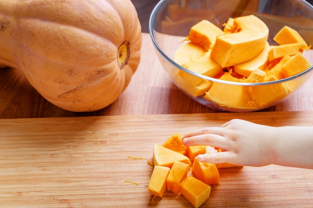 Abóbora laranja cortada em pedaços