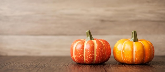 Abóbora laranja na mesa com espaço de cópia para fundo de banner Feliz dia de Halloween Olá outubro outono temporada de outono Festa festiva e conceito de férias