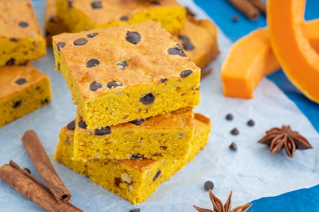 Abóbora loira ou bolo com gotas de chocolate nozes canela Ação de Graças ou comida de Halloween