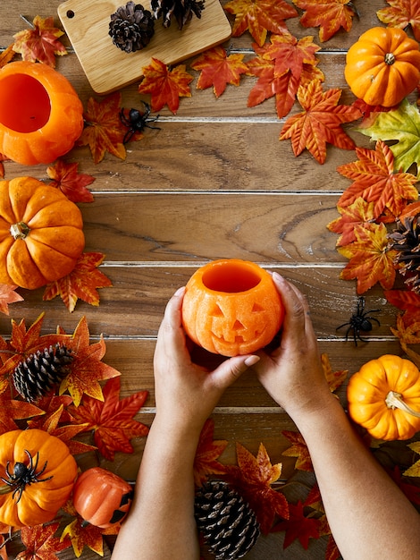 Abóbora na mão da senhora halloween