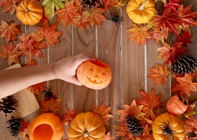 Abóbora na mão da senhora Halloween