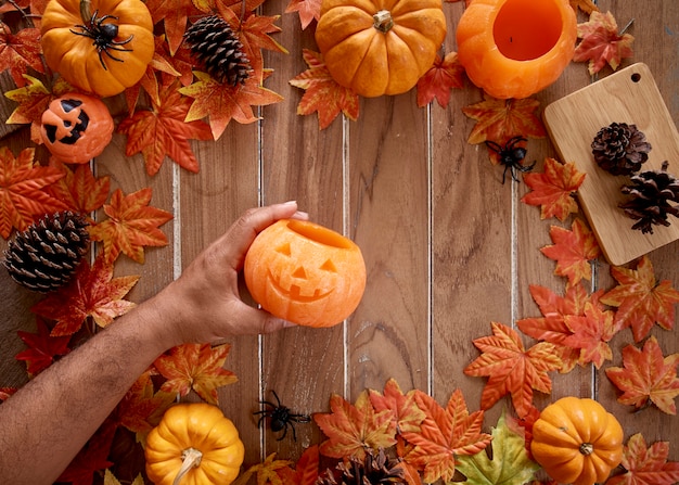 Abóbora na mão do homem Halloween