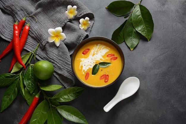 Abóbora picante tailandesa e sopa de leite de coco