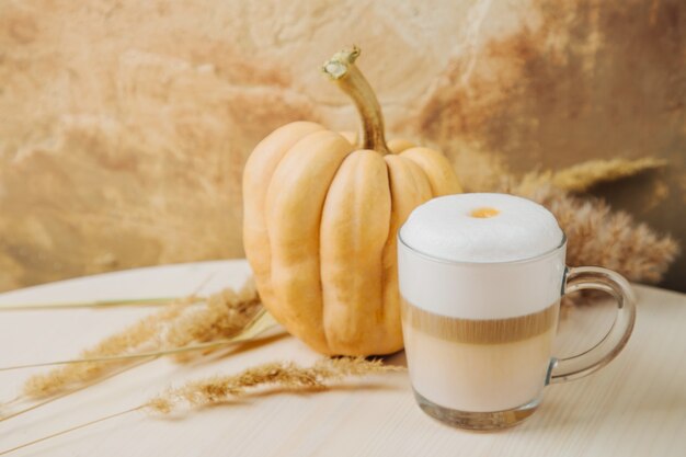 Abóbora Spice Latte. Xícara de café com leite com abóbora e decoração de outono. Bebida De Café Tradicional Do Outono.