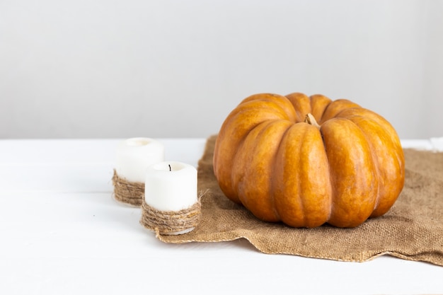 Abóbora, velas na mesa branca