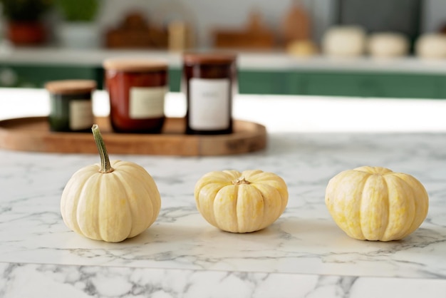 Abóboras brancas de halloween em uma mesa branca decoração festiva Foco seletivo suave