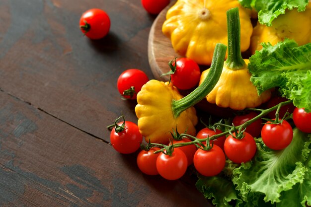 Abóboras com tomate cereja e salada, comida vegan