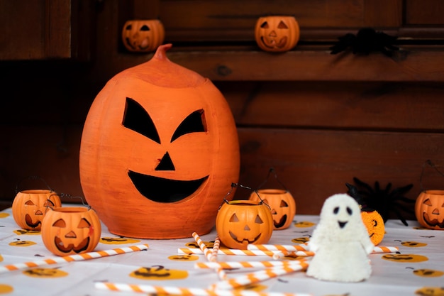 Foto abóboras de barro colocadas em uma mesa para decoração de halloween