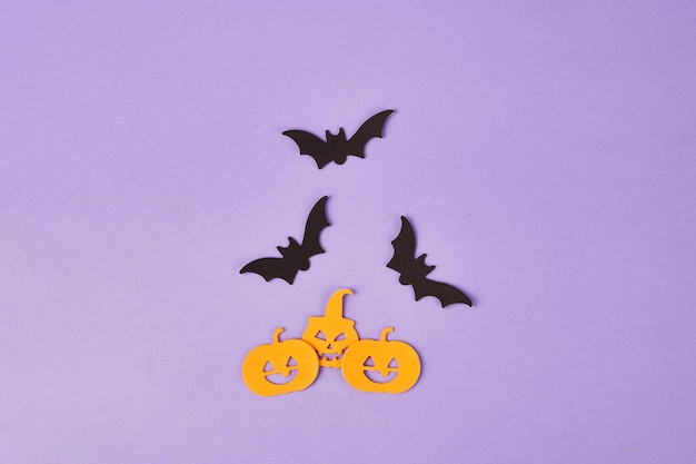 Abóboras de decorações de Halloween em fundo violeta Cartão de felicitações de festa de Halloween Espaço de cópia Vista superior plana em cima