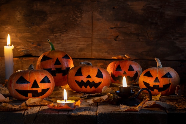 Abóboras de Halloween cabeça jack o lanterna na mesa de madeira