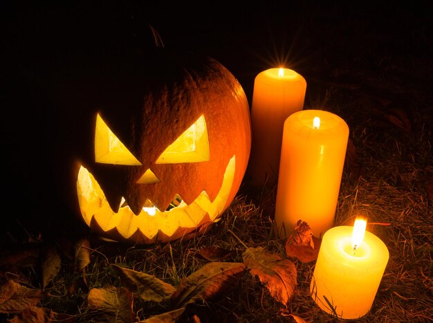Abóboras de Halloween com velas