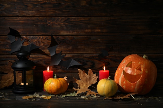 Abóboras de Halloween e velas na mesa de madeira escura, copie o espaço