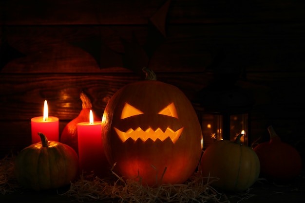 Abóboras de Halloween e velas na mesa de madeira escura, copie o espaço