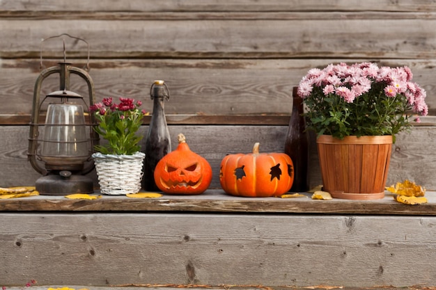 Abóboras de Halloween em decoração de casa com flores Várias garrafas retrô Decorações de outono
