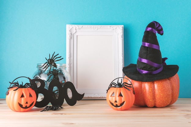 Abóboras de Halloween em uma mesa de madeira