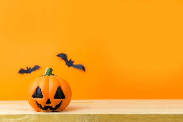 Abóboras de halloween na mesa de madeira