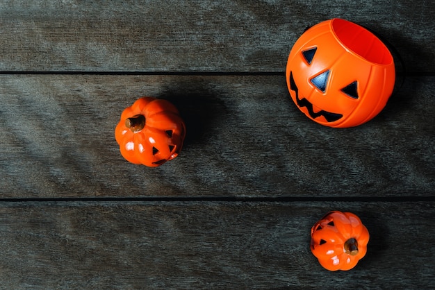 Foto abóboras de halloween no fundo do assoalho de madeira