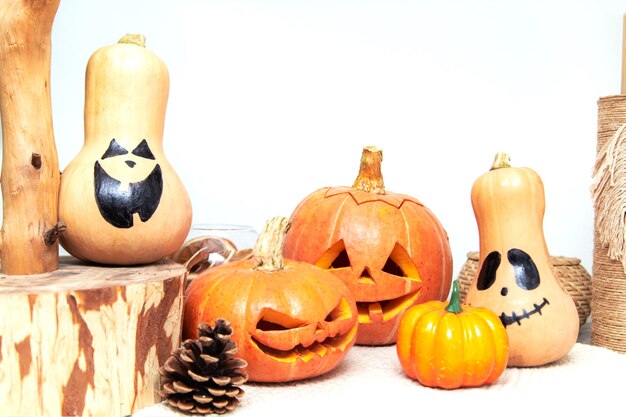 Foto abóboras de halloween no interior. estilo escandinavo. preparando-se para o dia das bruxas.