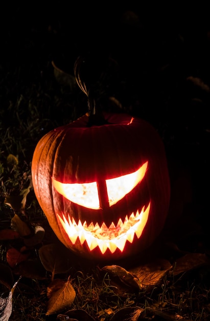 Abóboras de halloween sorriem e olhos scrary para noite de festa na grama