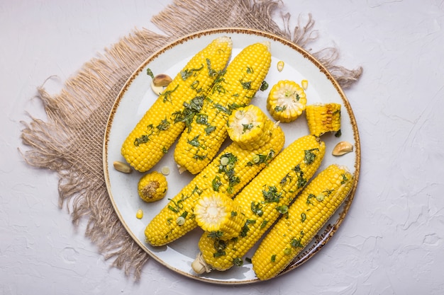 Abóboras de milho maduras cruas em um fundo amarelo