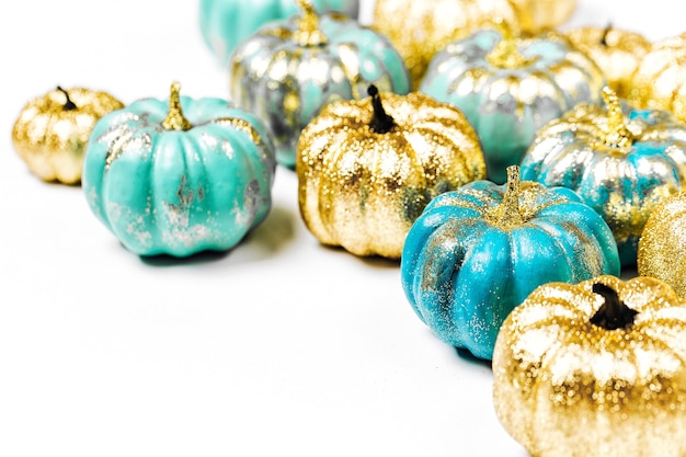 Abóboras douradas e azuis brilhantes. Decorações de Halloween. conceito de férias na moda.