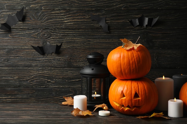 Abóboras e acessórios de halloween em fundo de madeira
