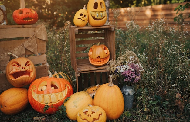 Abóboras fantasmas em fundo de Halloween