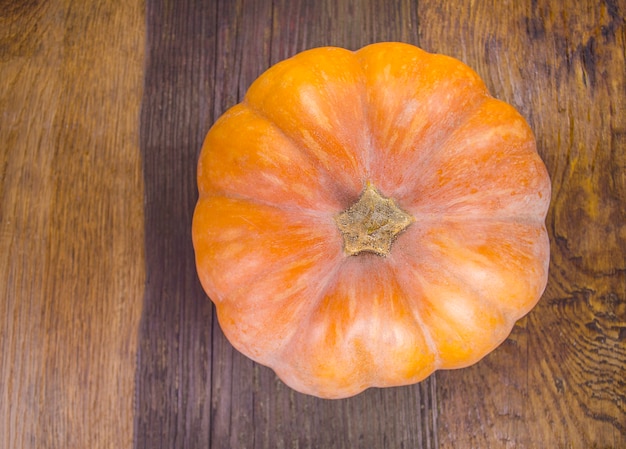 Abóboras laranja em fundo de madeira