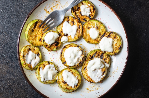 Abobrinha grelhada vegetais fritos na mesa comida saudável lanche cópia espaço