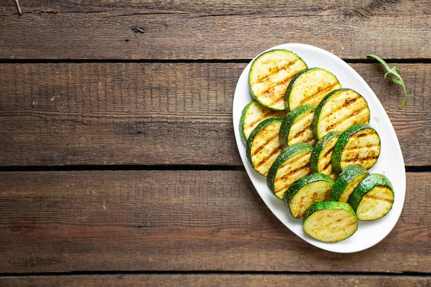 Abobrinha grelhada vegetais lanche saudável vegetais na mesa cópia espaço comida fundo rústico