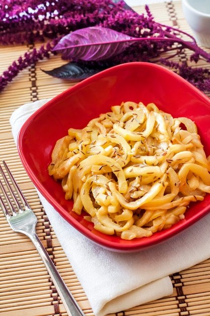 Abobrinha madura frita com sementes de cominho