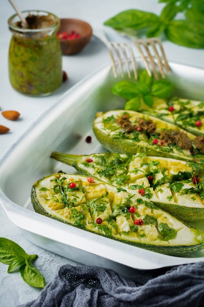 Foto abobrinha picante grelhada com pimenta e molho pesto