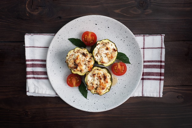 Abobrinha recheada assada com frango picado e vegetais