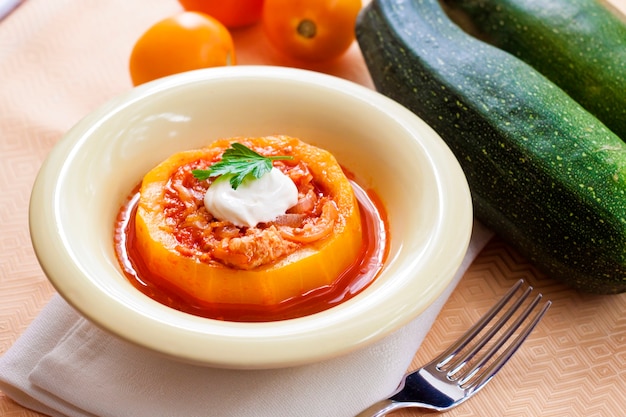 Abobrinha recheada com carne e legumes, cozida em molho de tomate