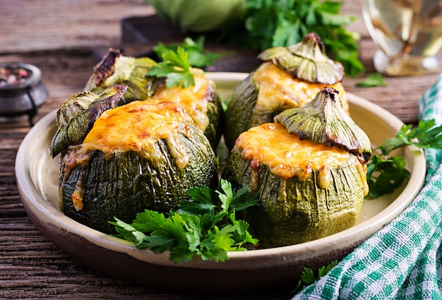 Abobrinha recheada com carne picada, queijo e ervas verdes. assado no forno. top vie