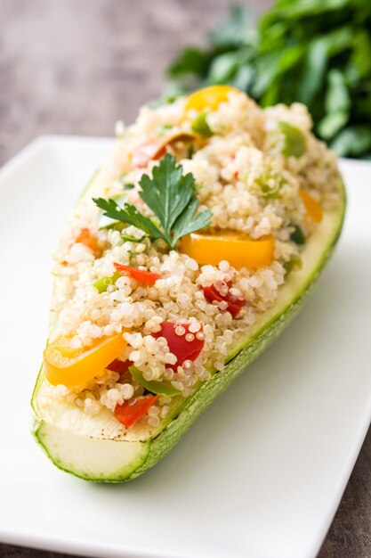 Abobrinha recheada com quinoa e legumes