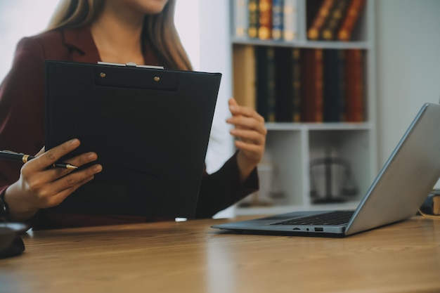 Foto abogado asesor jurídico empresario lluvia de ideas información sobre los detalles del acuerdo contratos comerciales en libros de procesamiento legal para la precisión en los documentos del contrato inversión financiera conjunta