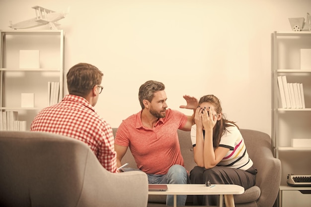 Foto abogado ayuda con contrato de matrimonio pareja de violencia física en sesión de psicólogo