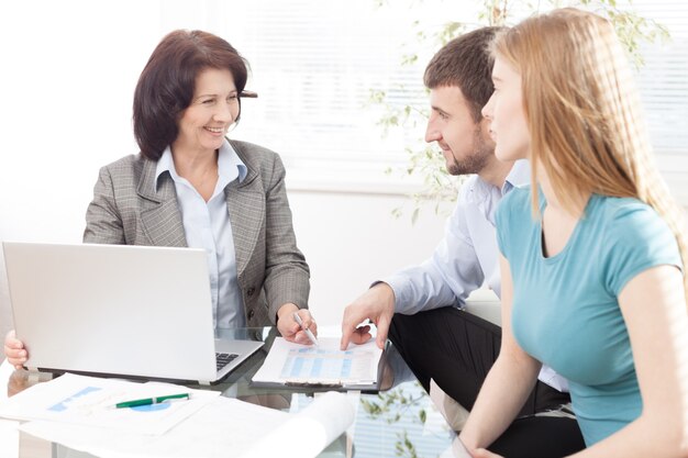 Abogado exitoso dando consulta a pareja familiar